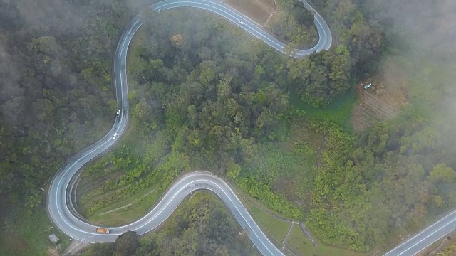 鸟瞰图公路旅行或蜿蜒的道路在森林卡梅伦高地，布林昌，马来西亚