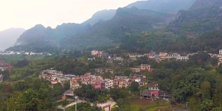 中国农村山谷中宁静的村庄航拍视频