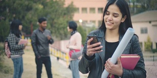 快乐的大学生使用智能手机。