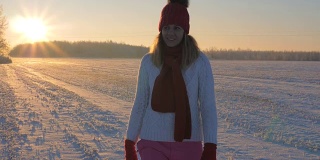Pretty Woman Frosty Winter在夕阳的温暖光线下走过雪地
