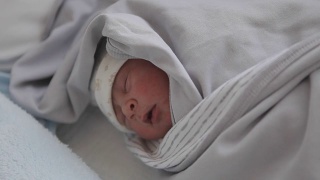医院里的新生婴儿视频素材模板下载