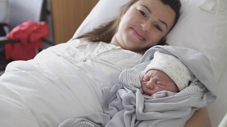 新出生的婴儿和他的母亲视频素材模板下载
