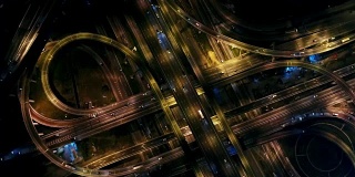 高速公路在大城市，高速公路进入城市，蓝色灯光图片由无人机俯视图。
