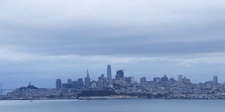 海湾对面旧金山的天际线