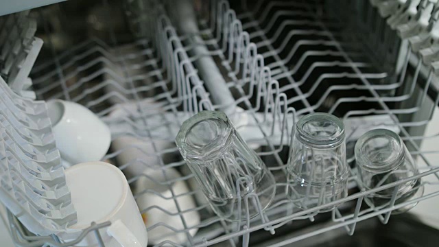 用洗碗机清洗杯子和杯子