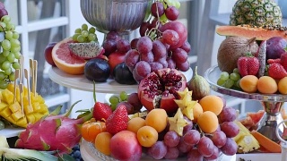 婚礼自助餐桌上各种新鲜水果。水果和浆果婚礼餐桌装饰。自助餐接待，果酒，香槟。婚礼装饰桌子视频素材模板下载