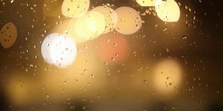 在一个雨夜，光给了一个惊人的展示惊人的可能性。