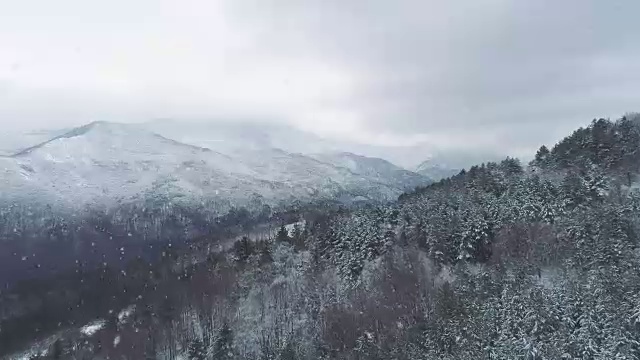 冬季雪山空中与雪向前飞