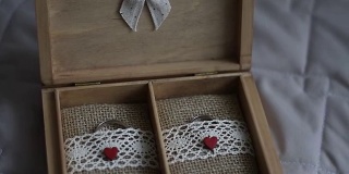 木制时尚的盒子为结婚戒指