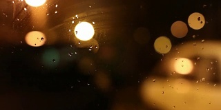 在一个雨夜，光给了一个惊人的展示惊人的可能性。