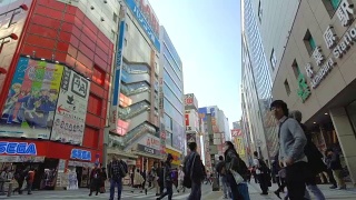 日本东京秋叶原的人们。视频素材模板下载