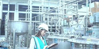 女性工程师，在工厂使用数字平板电脑工作