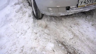车轮陷在雪里，旋转着视频素材模板下载