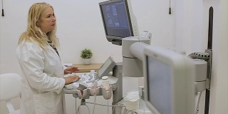 一位女性放射科医生准备了一台现代3d超声波扫描仪进行检查