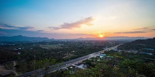 风景稻田日落与山背景，泰国。时间流逝的视频
