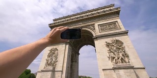 在巴黎凯旋门上拍摄的4K慢镜头自拍