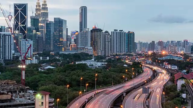 延时交通马来西亚城市太阳升起，缩小视频4k。