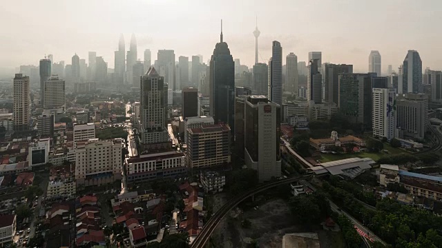 4K延时:空中吉隆坡城市景观，向下倾斜。