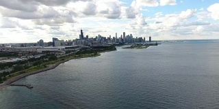 从湖边看芝加哥的天际线