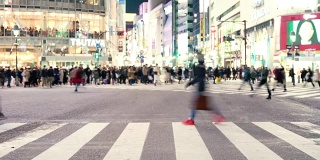 在日本东京涩谷拥挤的十字路口