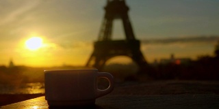 巴黎一个阳光明媚的早晨，一杯白咖啡