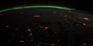 从国际空间站上看到的地球。地球夜间的太空探索。这段视频由美国宇航局提供。