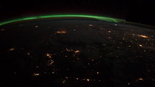 从国际空间站上看到的地球。地球夜间的太空探索。这段视频由美国宇航局提供。视频素材模板下载
