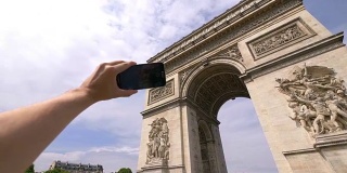 在巴黎凯旋门上拍摄4K慢镜头自拍的观点