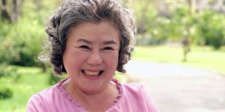 亚洲资深女性的肖像。高级写真，快乐的老奶奶微笑着看着镜头