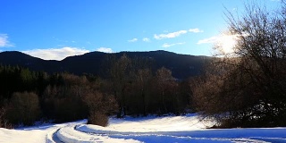 在法国比利牛斯山冬季的雪道上拍摄的灿烂的阳光