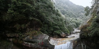 中国黄山翡翠谷的慢镜头瀑布