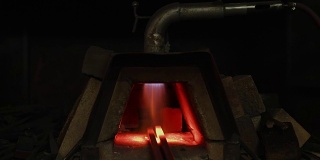 熔炉中烧红的铁。