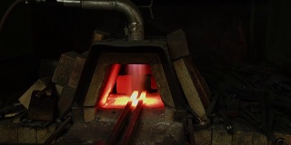 炉的特写镜头，其中钢带的位置