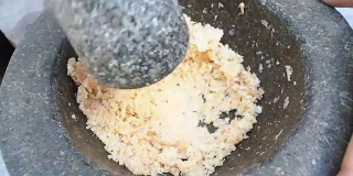 用传统的大理石砂浆捣碎虾米