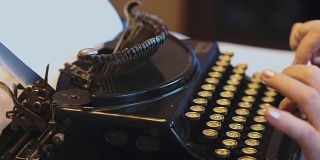 4k格式的老式打字机