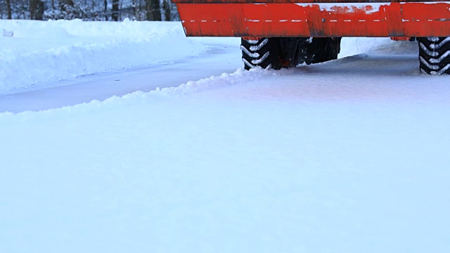 拖拉机耕地雪