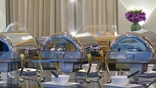 酒店豪华餐厅室内自助餐饮，为婚宴、宴会等活动提供方便。吃饭,餐厅的概念视频素材模板下载