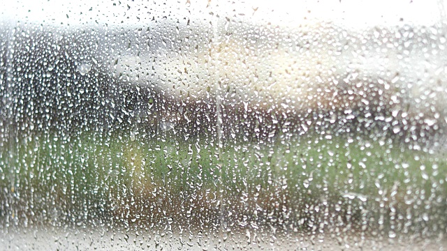 雨滴落在一扇清晰的窗户上