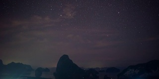 夜晚的天空和移动的星星Samet Nang社，泰国，攀雅