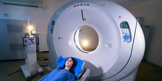 妇女在核磁共振成像MRI扫描在现代医院。