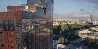 摩天楼商务办公室的窗户，蓝天。夹。公司大楼在城市。带有镜面窗户的摩天大楼