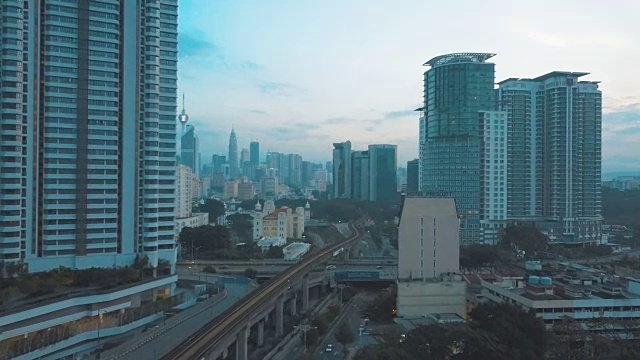 鸟瞰图吉隆坡中央和城市景观，空中列车在阳光下的吉隆坡