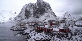 4K视频俯视图显示挪威罗浮敦群岛的海和蜿蜒的哈姆诺伊村