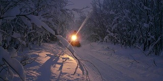 雪地摩托穿越森林