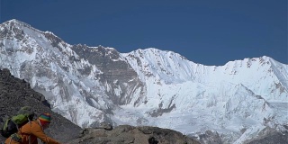 游客攀登喜马拉雅山