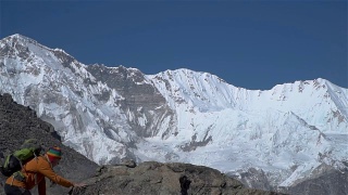 游客攀登喜马拉雅山视频素材模板下载