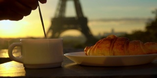 在巴黎，一杯咖啡配一个羊角面包