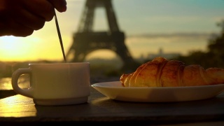 在巴黎，一杯咖啡配一个羊角面包视频素材模板下载