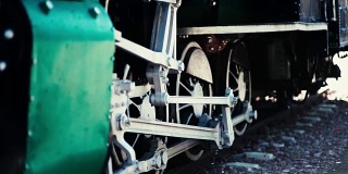 在泰国清迈的铁路站场展出的蒸汽机车车轮。