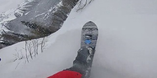 野外滑雪板个人视角骑粉雪下山